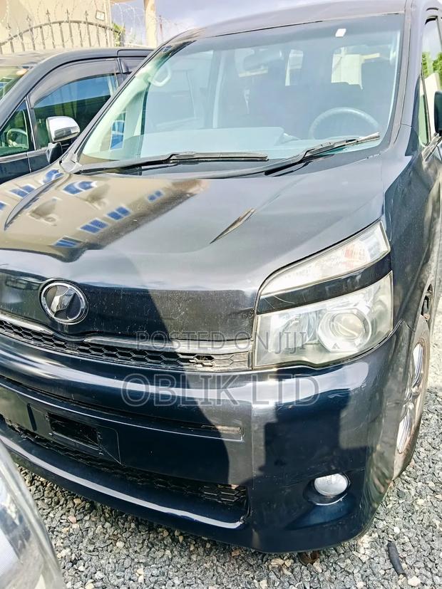 Toyota Voxy 2010 Black