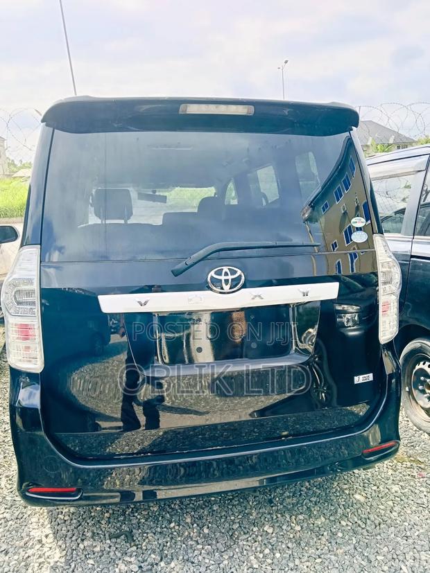 Toyota Voxy 2010 Black