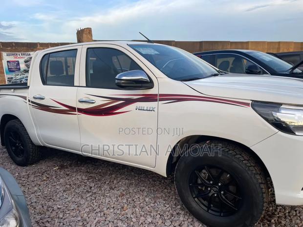 Toyota Hilux 2022 White