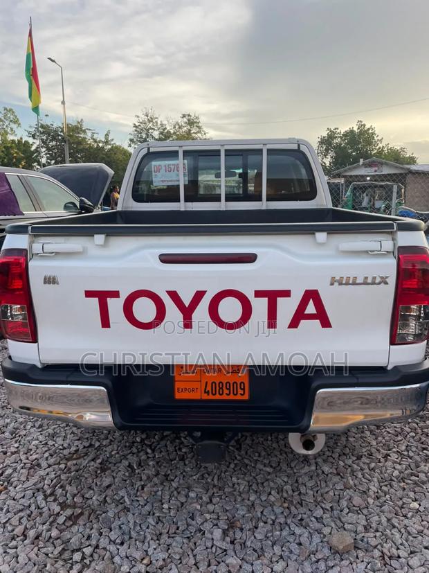 Toyota Hilux 2022 White