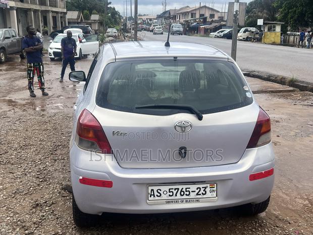 Toyota Vitz 1.3 FWD 5dr 2010 Silver