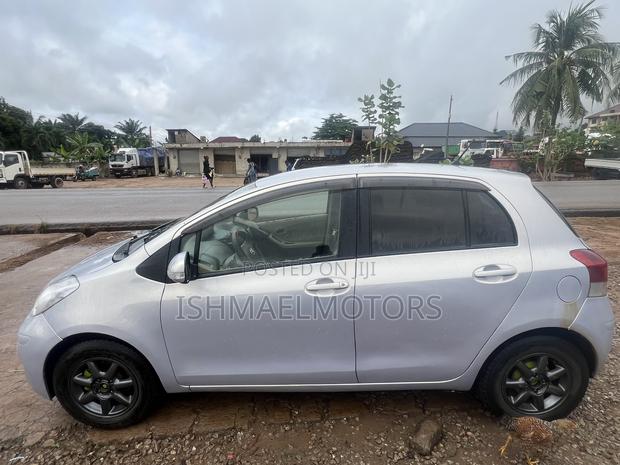 Toyota Vitz 1.3 FWD 5dr 2010 Silver