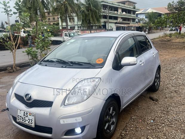 Toyota Vitz 1.3 FWD 5dr 2010 Silver
