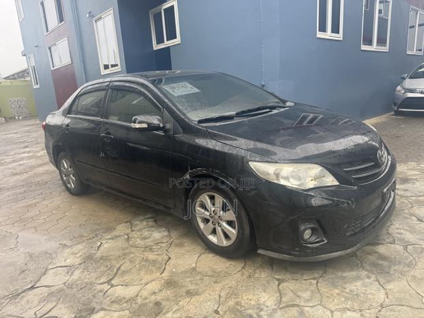 Toyota Corolla Altis 2012 Black