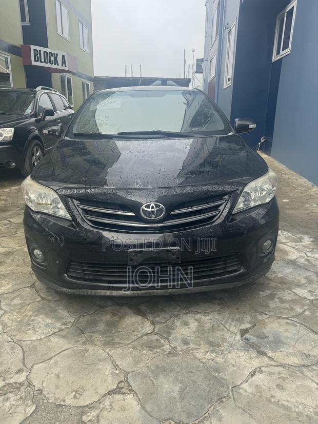 Toyota Corolla Altis 2012 Black
