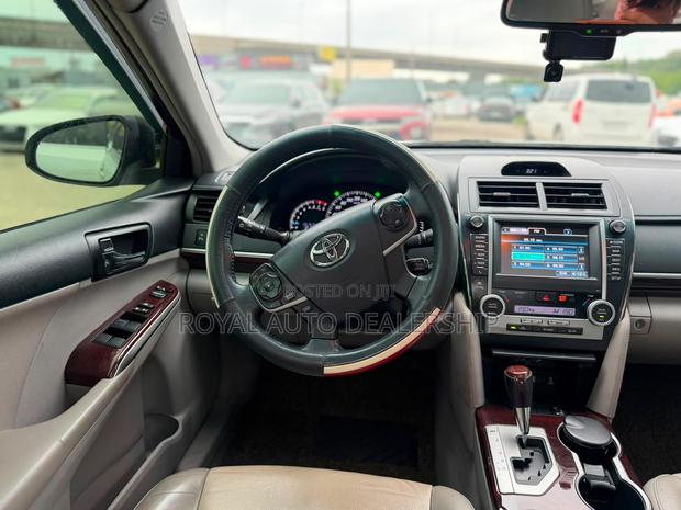 Toyota Camry SE 4dr Sedan (2.5L 4cyl 6A) 2012 Gray