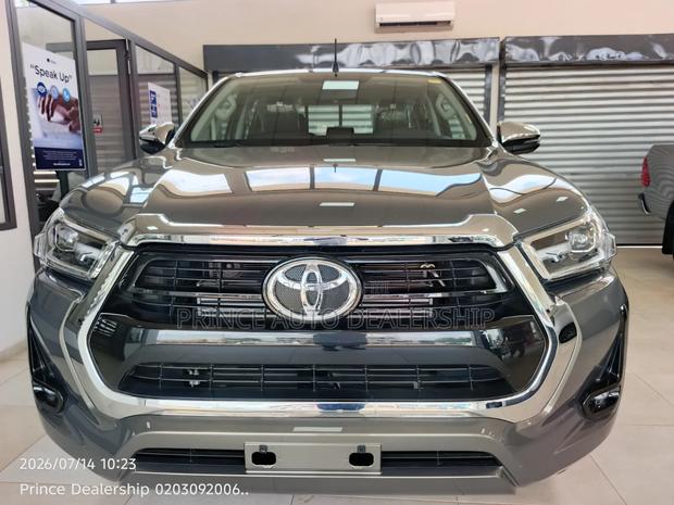 New Toyota Hilux 2025 Gray