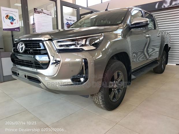 New Toyota Hilux 2025 Gray