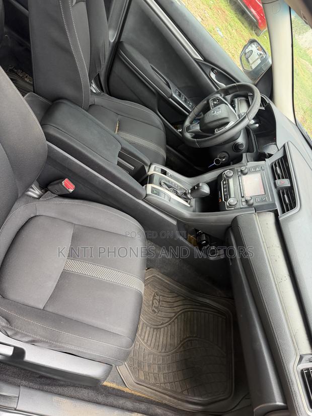 Honda Civic EX 4dr Hatchback (1.5L 4cyl) 2017 Gray