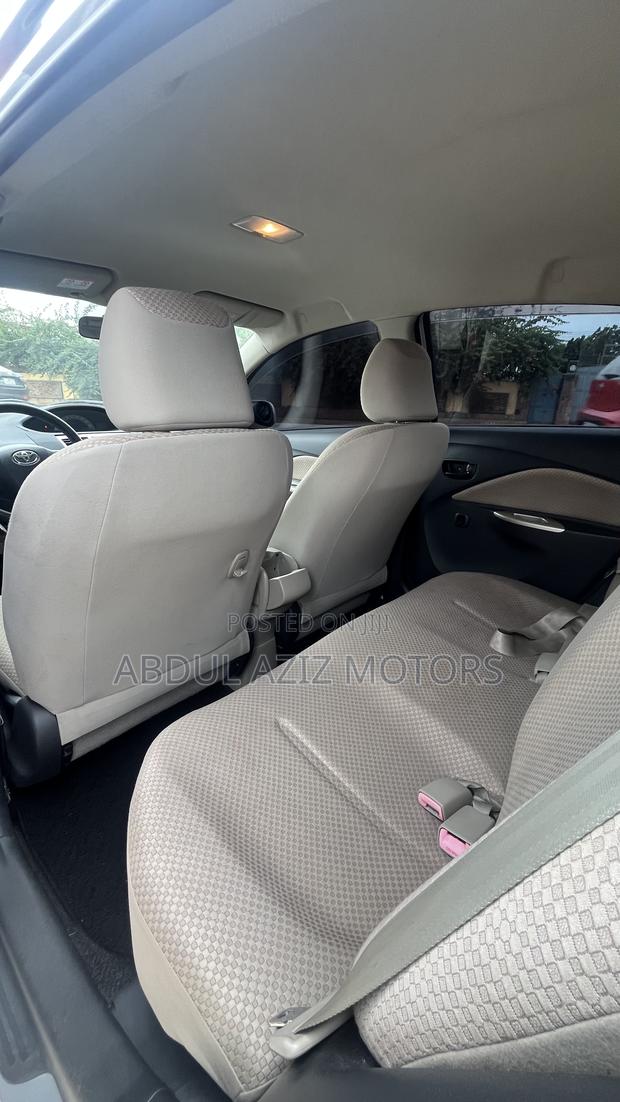 Toyota Yaris 2011 Silver