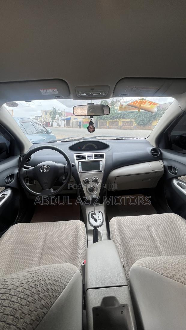 Toyota Yaris 2011 Silver