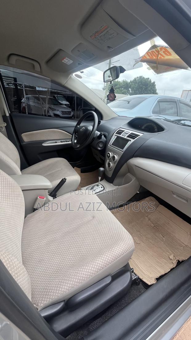 Toyota Yaris 2011 Silver
