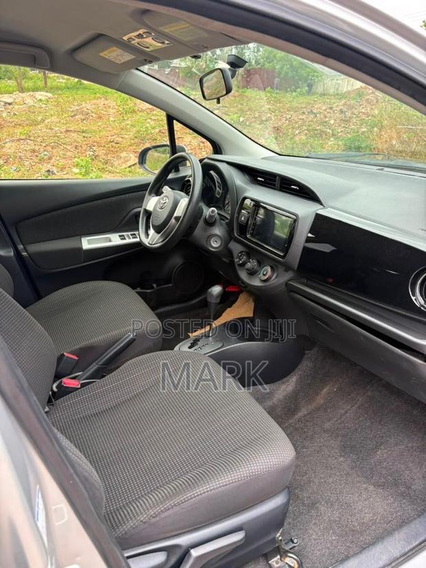 Toyota Vitz 2015 Silver