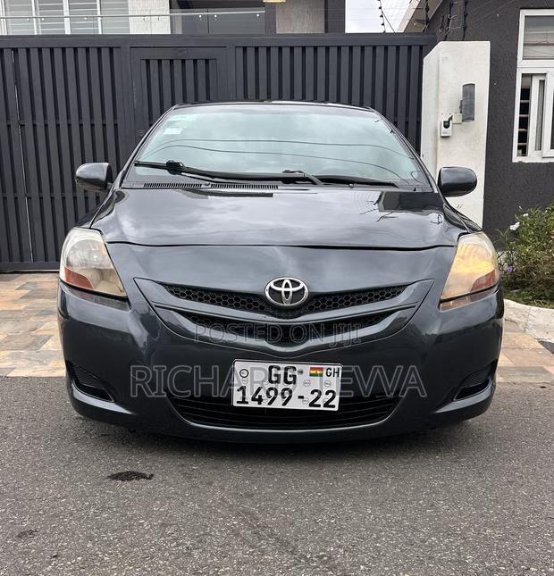 Toyota Yaris Base Sedan 4dr 2010 Gray