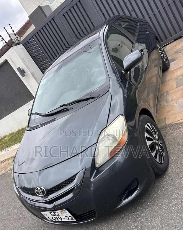 Toyota Yaris Base Sedan 4dr 2010 Gray