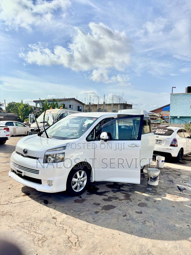 Toyota Voxy V 2WD 8-Seater 2010 White