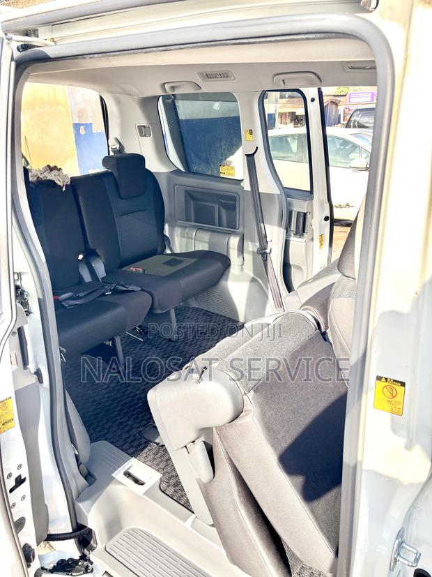 Toyota Voxy V 2WD 8-Seater 2010 White