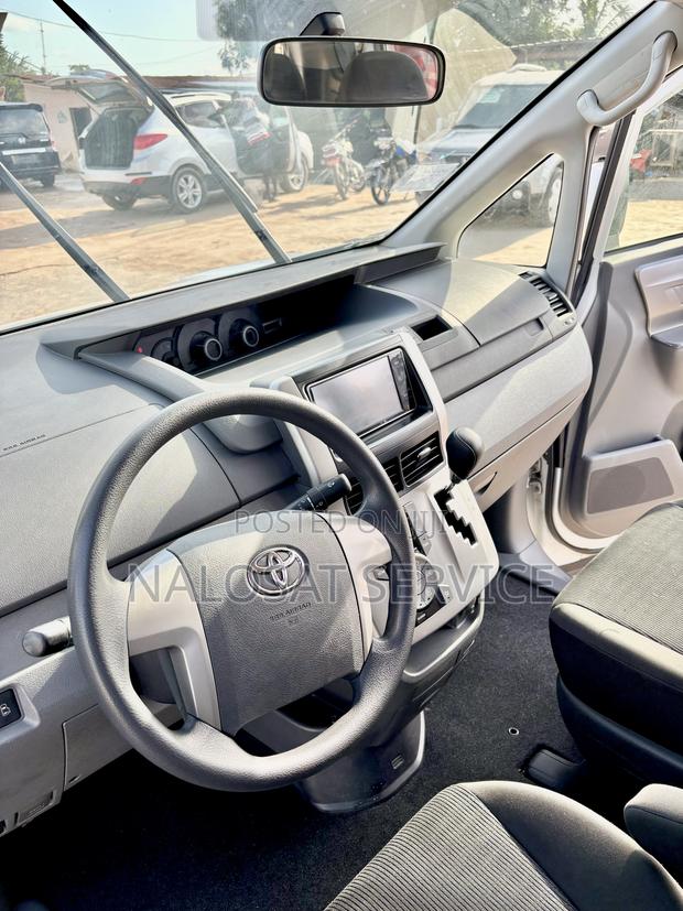 Toyota Voxy V 2WD 8-Seater 2010 White