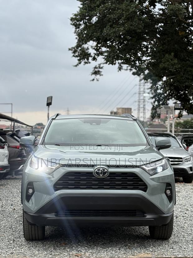 Toyota RAV4 XLE Premium FWD 2023 Gray