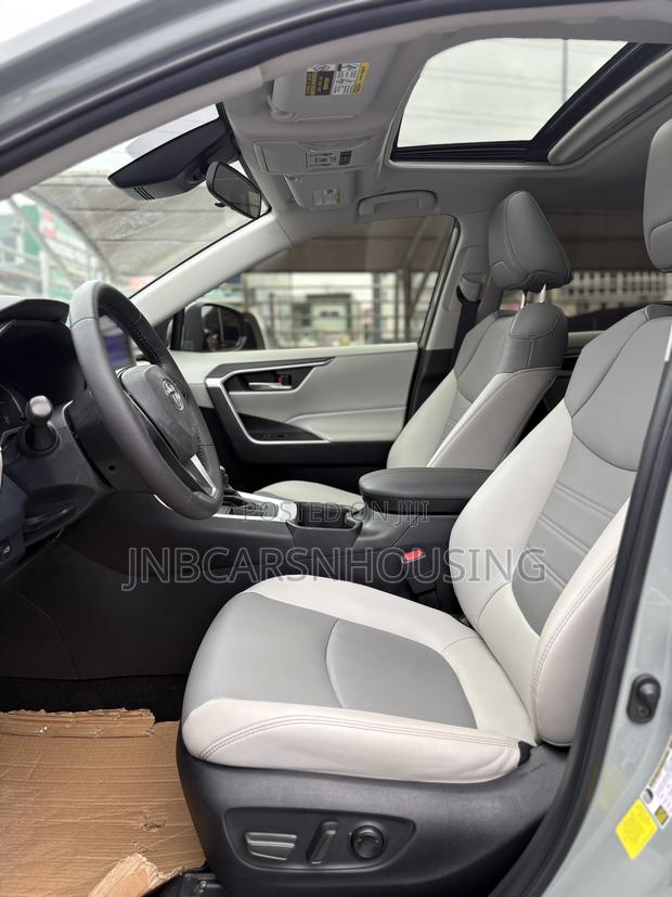 Toyota RAV4 XLE Premium FWD 2023 Gray