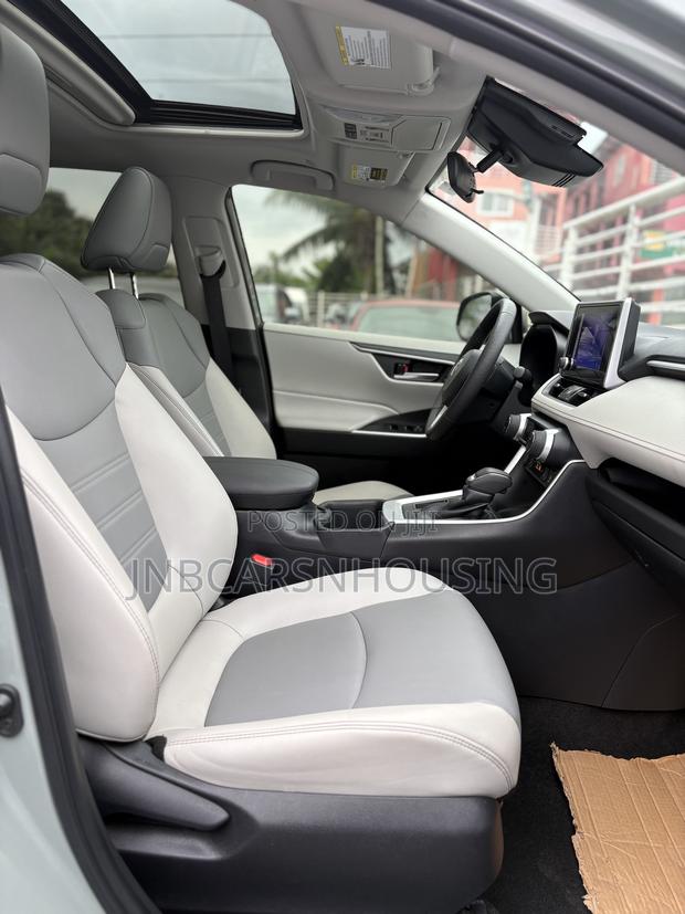 Toyota RAV4 XLE Premium FWD 2023 Gray