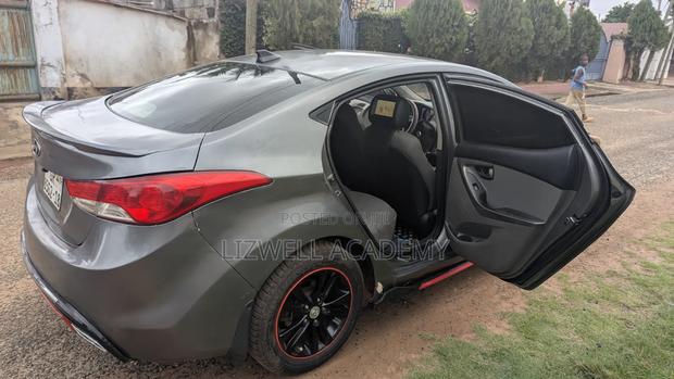 Hyundai Elantra SE 4dr Sedan (1.8L 4cyl 6A) 2014 Gray
