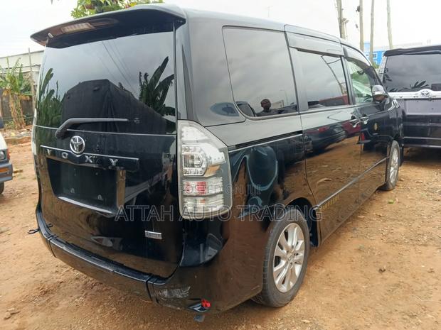 Toyota Voxy 2001 Black