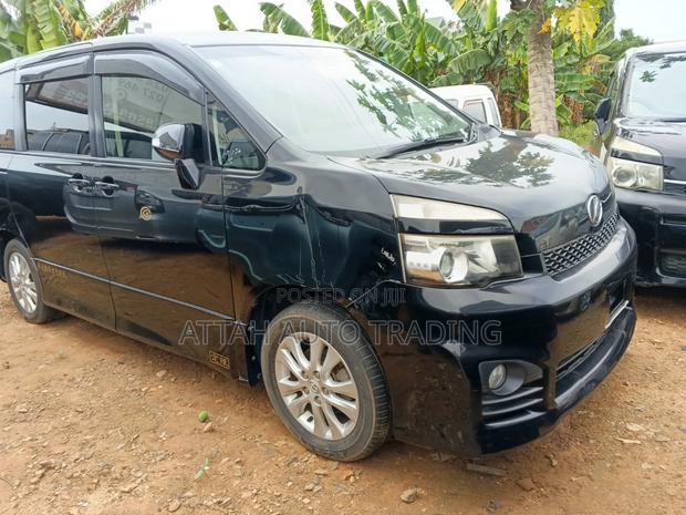 Toyota Voxy 2001 Black