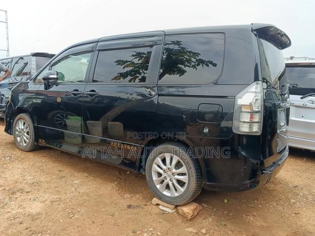 Toyota Voxy 2001 Black
