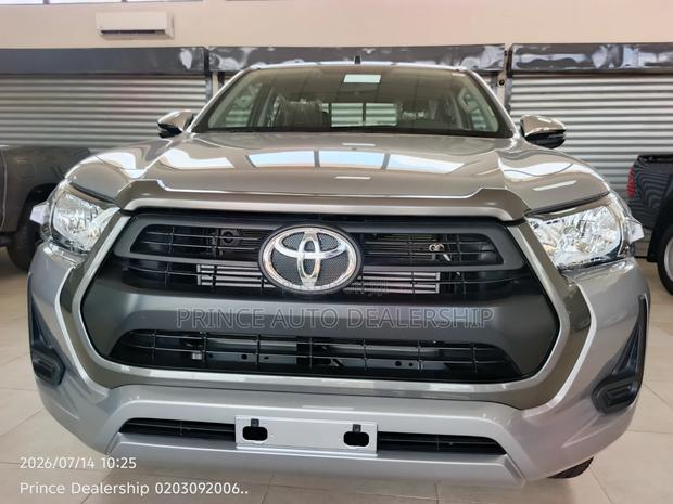 New Toyota Hilux 2025 Silver