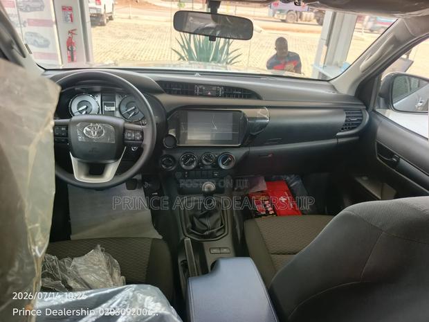 New Toyota Hilux 2025 Silver