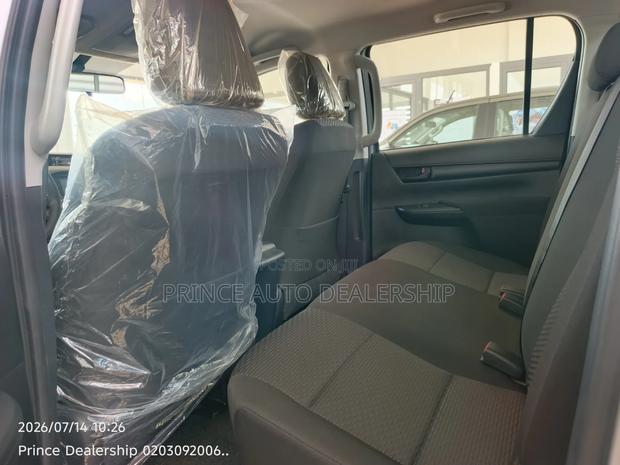 New Toyota Hilux 2025 Silver