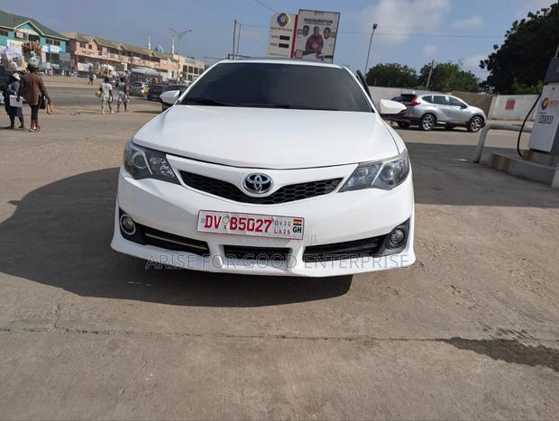 Toyota Camry SE 4dr Sedan (2.5L 4cyl 6A) 2013 White