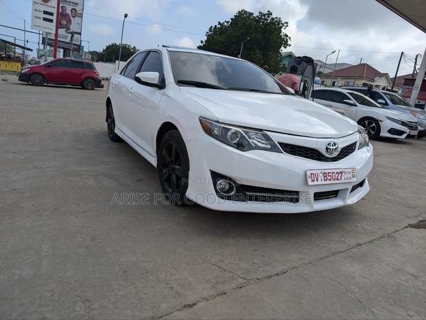 Toyota Camry SE 4dr Sedan (2.5L 4cyl 6A) 2013 White