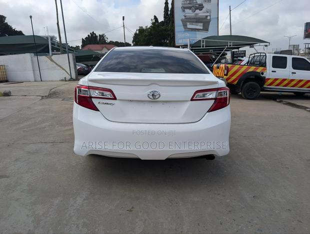 Toyota Camry SE 4dr Sedan (2.5L 4cyl 6A) 2013 White