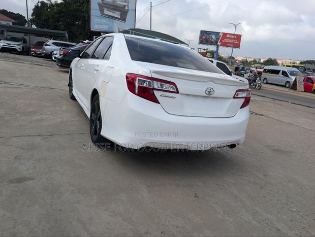 Toyota Camry SE 4dr Sedan (2.5L 4cyl 6A) 2013 White