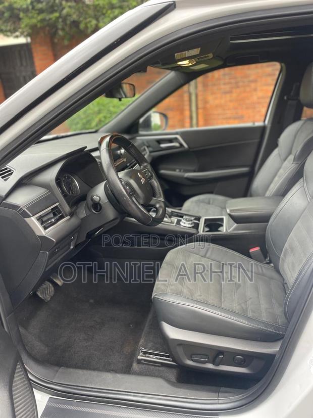 Mitsubishi Outlander 2022 White
