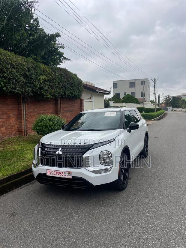 Mitsubishi Outlander 2022 White