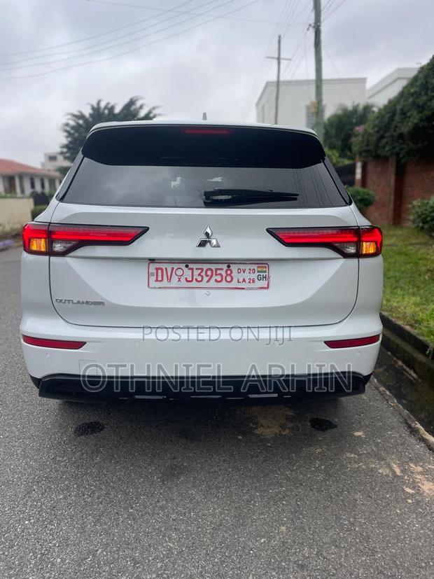 Mitsubishi Outlander 2022 White