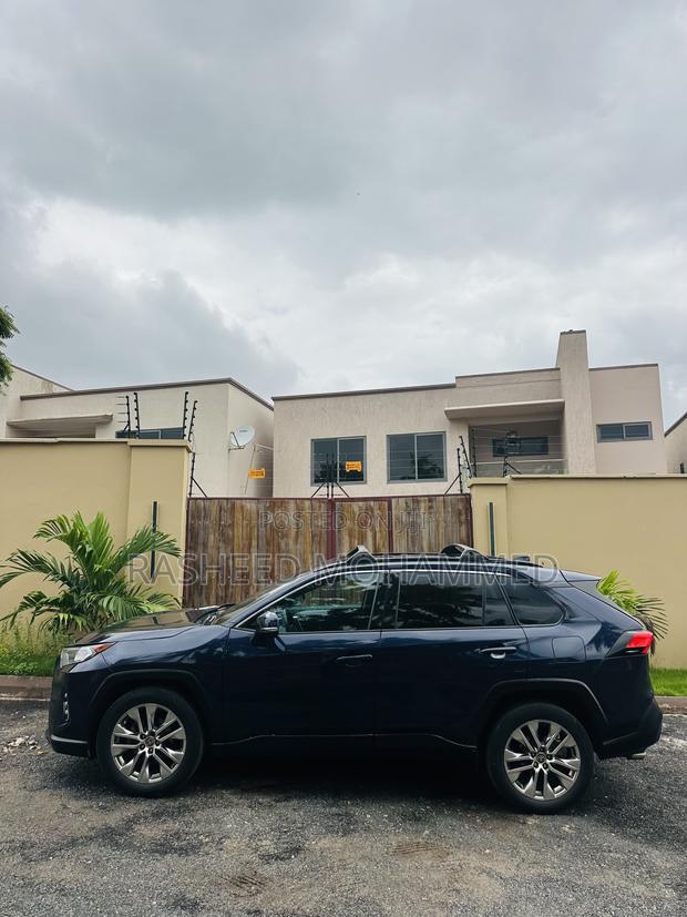 Toyota RAV4 2022 Blue