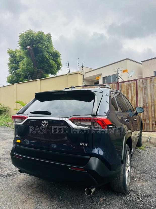 Toyota RAV4 2022 Blue