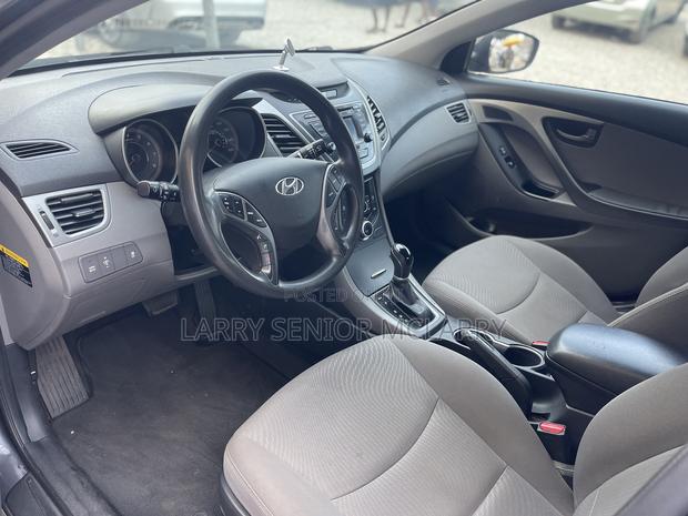 Hyundai Elantra SE Sedan FWD (1.8L 4cyl 6A) 2016 Gray
