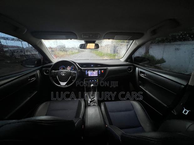 Toyota Corolla SE (1.8L 4cyl 6M) 2018 Silver
