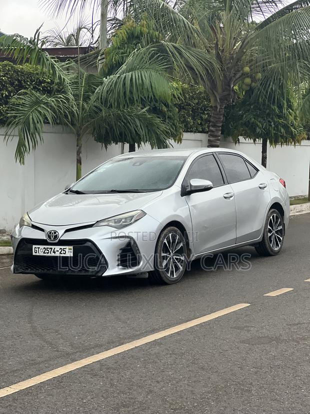 Toyota Corolla SE (1.8L 4cyl 6M) 2018 Silver