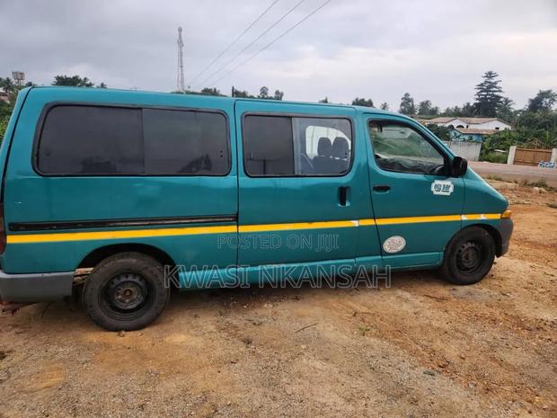 Toyota Grand HiAce 2002 Green