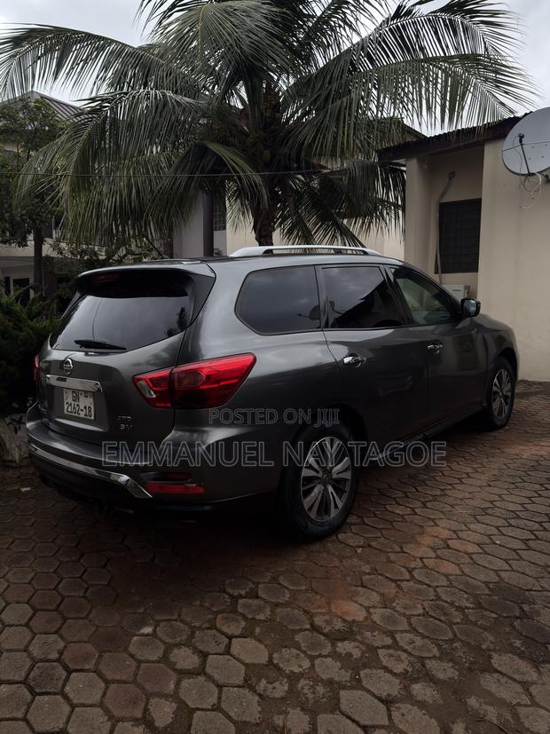 Nissan Pathfinder SV 2018 Gray