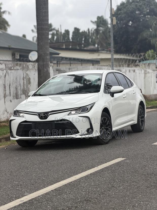Toyota Corolla LE 2024 White
