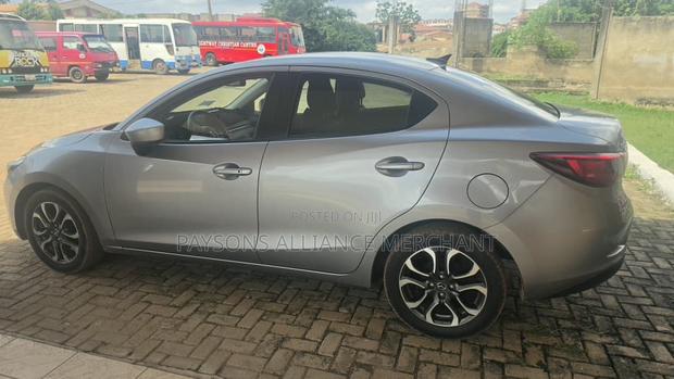 Mazda 2 2016 Gray