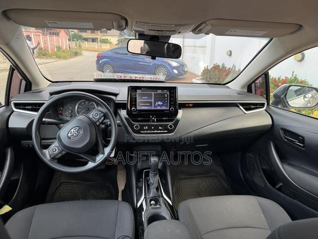 Toyota Corolla LE 2022 Silver
