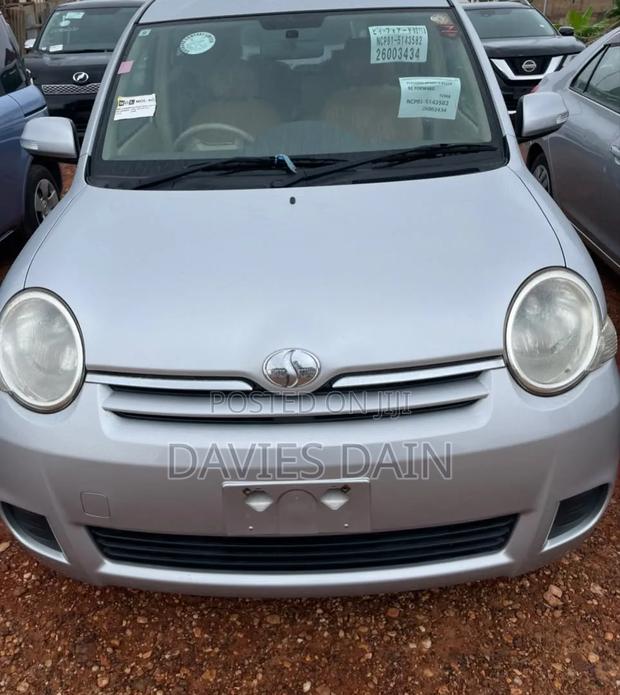 Toyota Sienta 2012 Silver